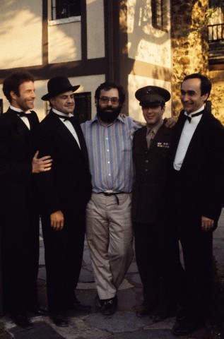 از راست به چپ: جان کازال، آل پاچینو، کوپولا، مارلون براندو و جیمز کان سر صحنه پدرخوانده