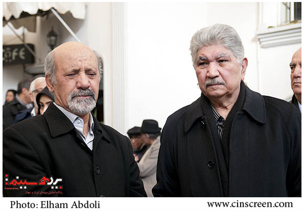 محمود قنبری (سمت راست) در مراسم تشیع پیکر احمد رسول زاده. عکس از الهام عبدلی. سایت پرده سینما