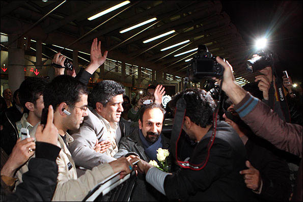 اصغر فرهادی هنگام ورود به ایران پس از دریافت جایزه اسکار
