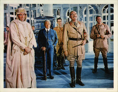 پیتر اوتول (سمت چپ در لباس عربی) به همراه کلود رینز (در کت و شلوار آبی) و آنتونی کوایل (سمت راست) در صحنه ای از فیلم لورنس عربستان