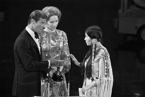 یک لحظه تاریخی در تاریخ اسکار! راجر مور و لیو اولمن روی صحنه که دخترک سرخپوست پیام رد اسکار براندو را می می آورد!