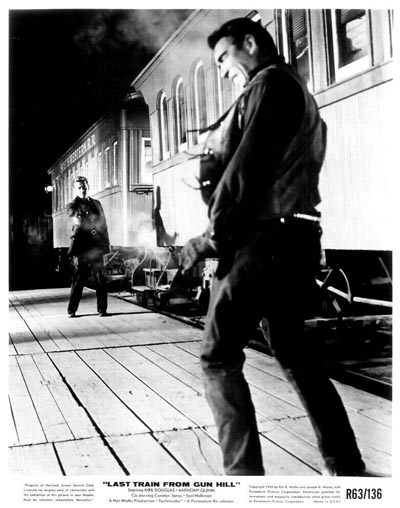 کرک داگلاس و آنتونی کویین در دوئل پایانی فیلم آخرین قطار گان هیل