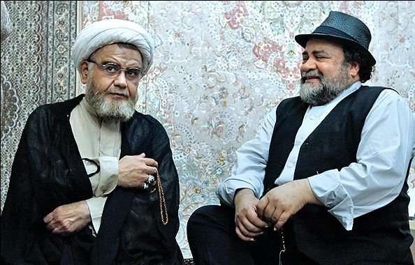 محمدرضا شریفی نیا و اکبر عبدی در نمایی از فیلم رسوایی