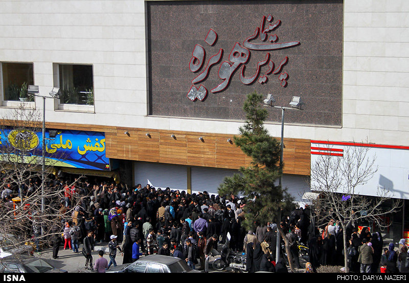 ازدحام مردم در طرح سلام سینما در مشهد