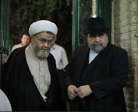 اکبر عبدی و محمدرضا شریفی نیا در فیلم رسوایی