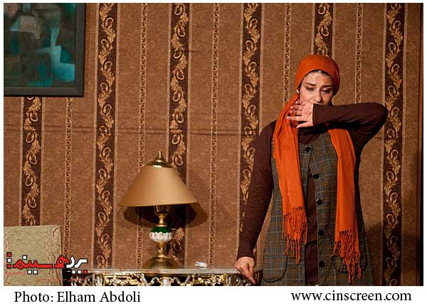 رویا بختیاری در نمایی از نمایش شب به خیر مادر به کارگردانی احسان فکاء