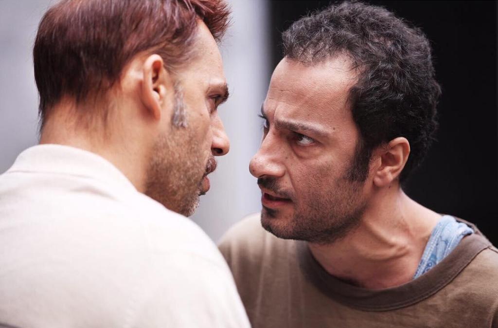 نوید محمدزاده در فیلم ابد و یک روز همراه پژمان بازغی