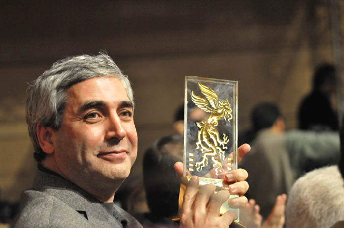حاتمی کیا و سرمستی از دریافت سیمرغ بلورین جشنواره فجر. . عکس از الهام عبدلی