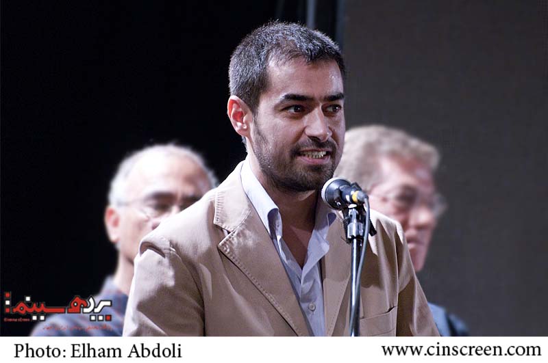 شهاب حسینی هنگام دریافت جایزه