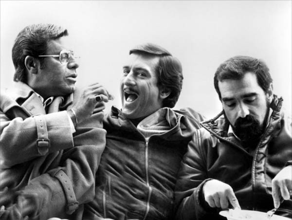 از راست به چپ: مارتین اسکورسیزی، رابرت دنیرو، و جری لوییس سر صحنه سلطان کمدی