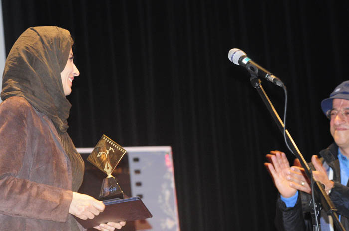 لیلا حاتمی جایزه بهترین بازیگر زن را از دست علیرضا خمسه دریافت کرد. عکس از الهام عبدلی