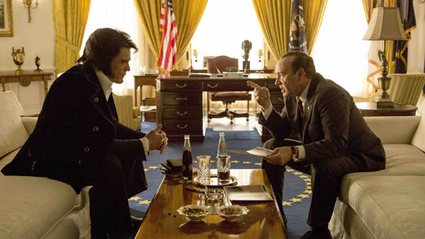 کوین اسپیسی و مایکل شانون سر صحنه فیلم الویس و نیکسون