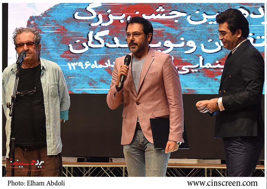 از چپ به راست: داریوش مهرجویی، کوروش تهامی، فرزاد حسنی در یازدهمین جشن منتقدان سینمایی. عکس از الهام عبدلی. سایت پرده سینما
