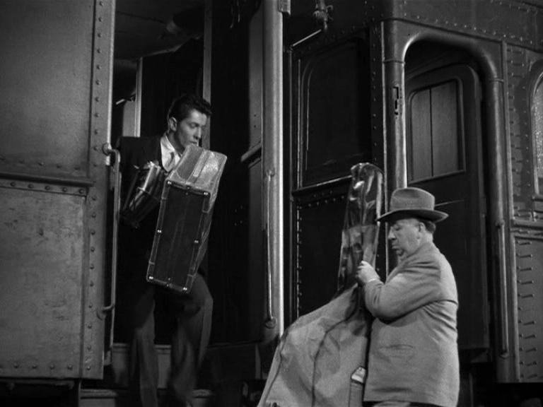 بگانگان در یک قطار. هیچکاک مثل بسیاری دیگر از فیلم هایش در نقش رهگذری عبور می کند. دلمشغولی مشترک با جیمز جویس