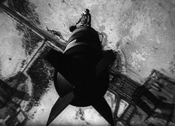 دکتر استرنج لاو- اسلیم پیکنز در صحنه معروف سوار شدن به بمب اتم با کلاه کابویی