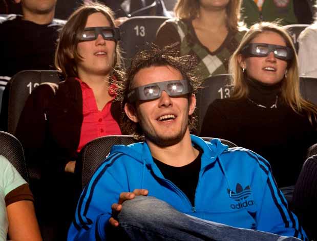 تماشای فیلم سه بعدی با عینک مخصوص