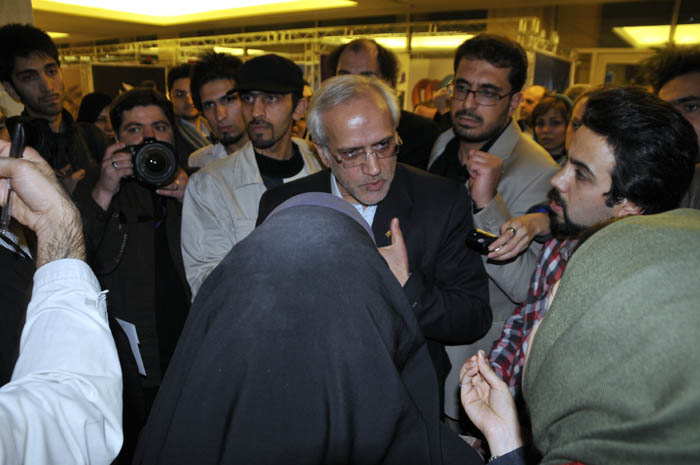 چالش! گفتگوی مسعودشاهی دبیر جشنواره با خبرنگاران و عکاسان معترض