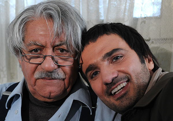 محمدرضا فروتن به همراه عزت الله انتظامی پشت صحنه فیلم چهل سالگی