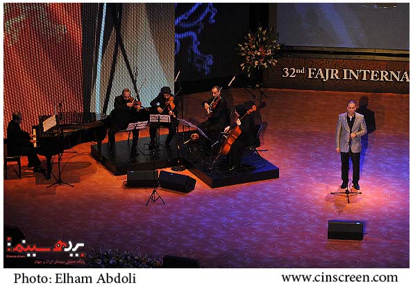 اجرای موسیقی علیرضا قربانی در مراسم اختتامیه سی و دومین جشنواره فیلم فجر