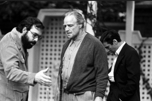 از چپ به راست: کوپولا، مارلون براندو و آل پاچینو سر صحنه فیلم پدرخوانده
