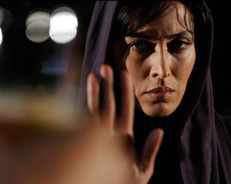 مهتاب کرامتی در فیلم آدمکش. فیلمی که پذیرفته نشدنش در بخش مسابقه جشنواره فجر موجب اعتراض تهیه کننده اش گردید