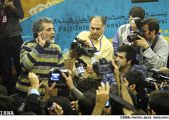 افخمی در محاصره خبرنگاران