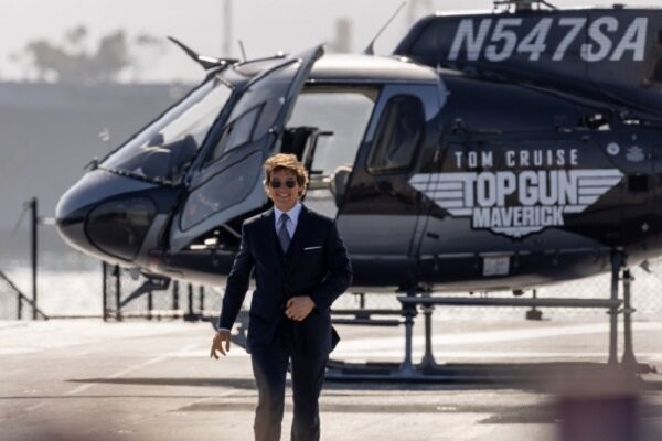 برای پیش‌نمایش «تاپ گان: ماوریک»؛ تام کروز با هلیکوپتر روی ناو جنگی فرود آمد