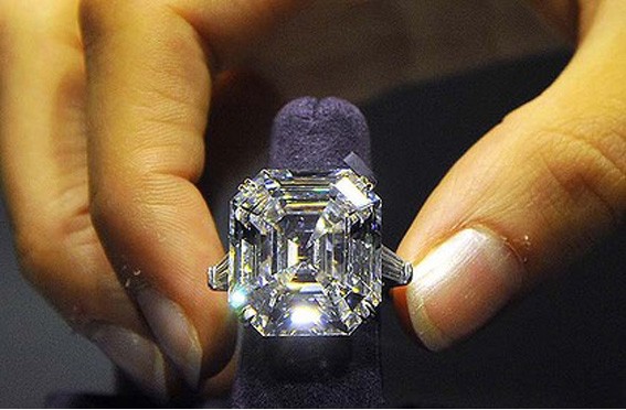 جواهرات الیزابت تیلور و یک نقاشی از ون گوگ حراج می‌ شوند