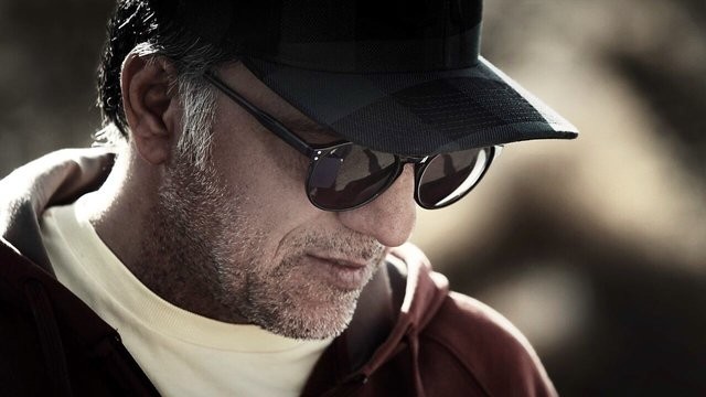 «زیر سقف دودی» دعوتی برای باز شدن باب مفاهمه است؛ سخنان حسن فتحی درباره فیلم پوران درخشنده