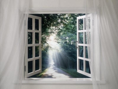 بهاریه: وزش یک نسیم ملایم از پنجره اتاق