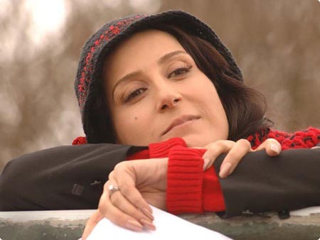 فاطمه معتمد آریا جوایز و یادگارهایش را به موزه سینما اهدا كرد