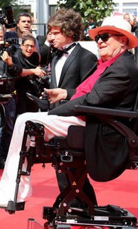 با صندلی چرخدار روی فرش قرمز؛ برتولوچی در کن شصت و پنجم  