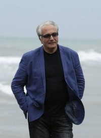 ایستاده از دنیا رفت...؛ نگاهی «لانگ شات» گونه به علی معلم قهرمان دراماتیک و کنش مند منتقدان سینمای ایران
