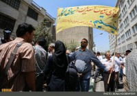 اعضای خانه اصناف سینمای ایران جلوی ارشاد تظاهرات کردند: فرهادی کیلیویی چنده، مهرجویی کیلویی چنده!