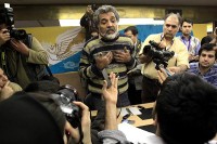 افخمی در محاصره خبرنگاران و منتقدان خشمگین 